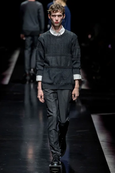 Look 16